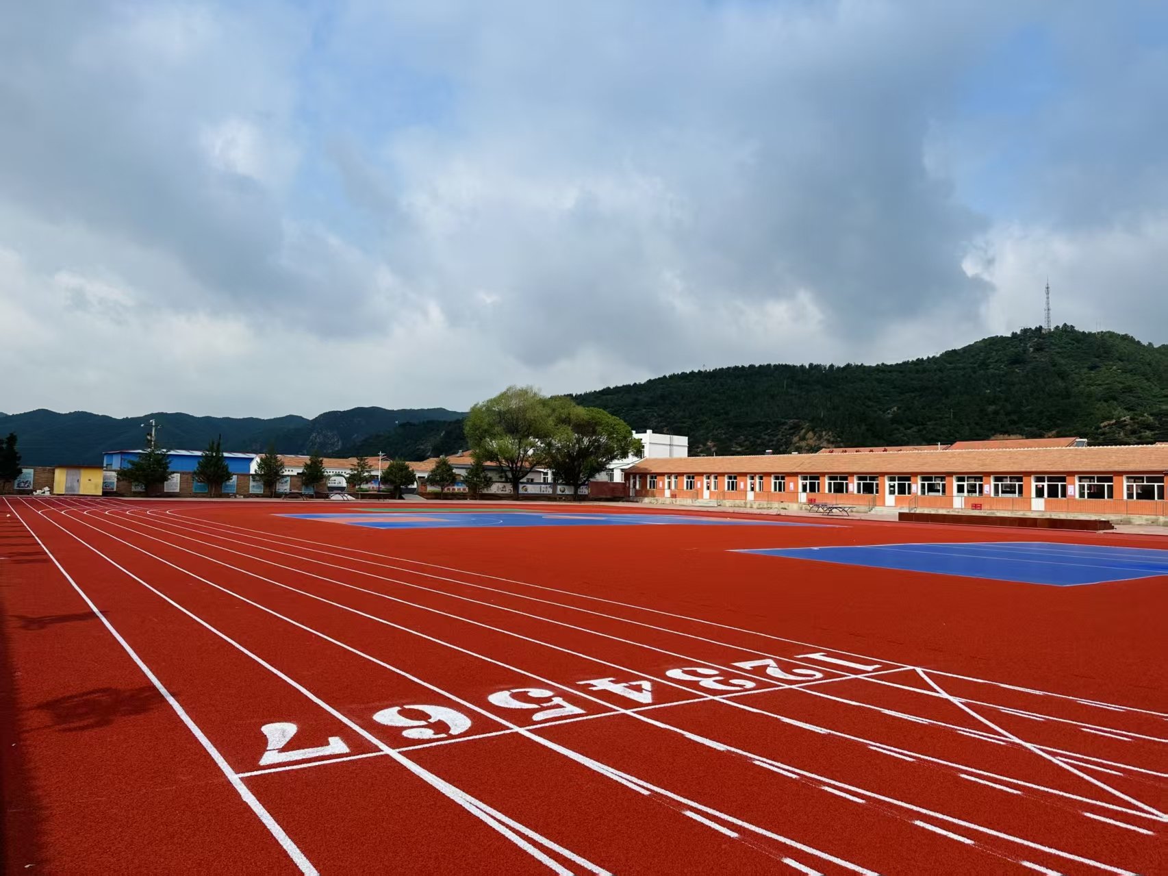 阜新市自结纹塑胶跑道硅PU球场 - 方案